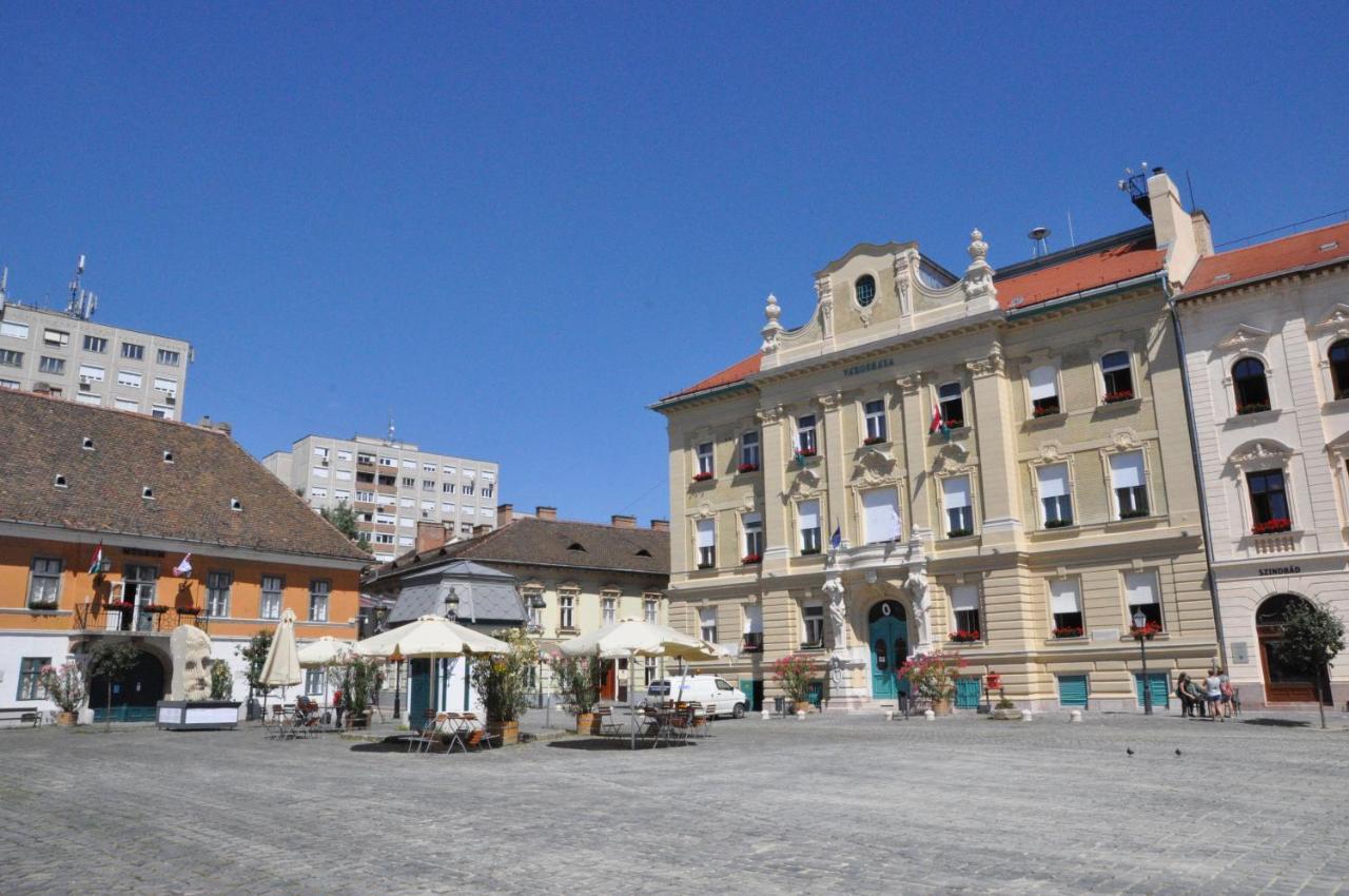 Stylish Historic Flat For 4 In Heart Of Oldbuda Budapest Exterior photo
